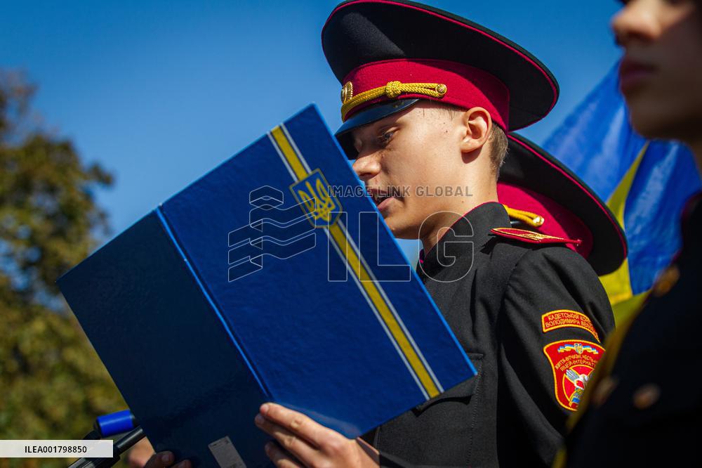 Cadets get shoulder marks in Kyiv