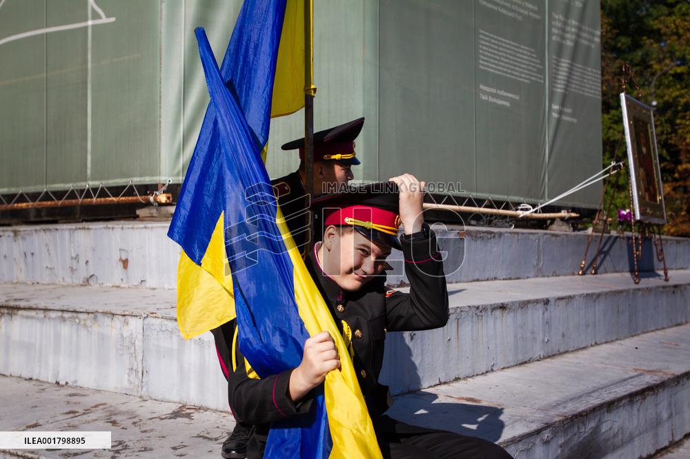 Cadets get shoulder marks in Kyiv