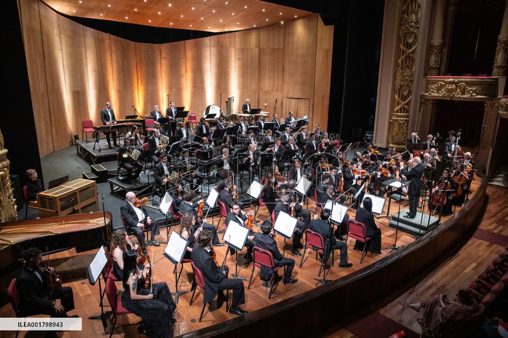 BRAZIL-RIO DE JANEIRO-CHINA-CONCERTMASTER-SYMPHONY ORCHESTRA-PERFORMANCE