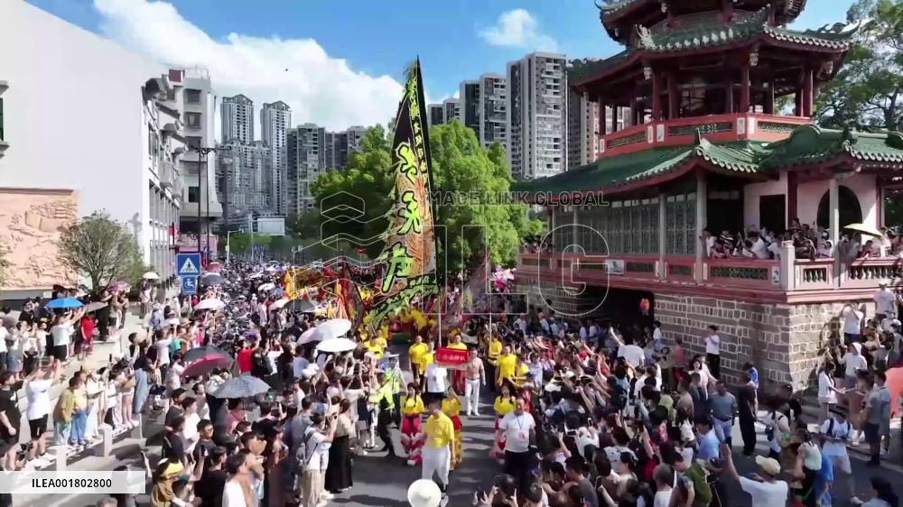 Folk dance parade held to celebrate holidays in south China