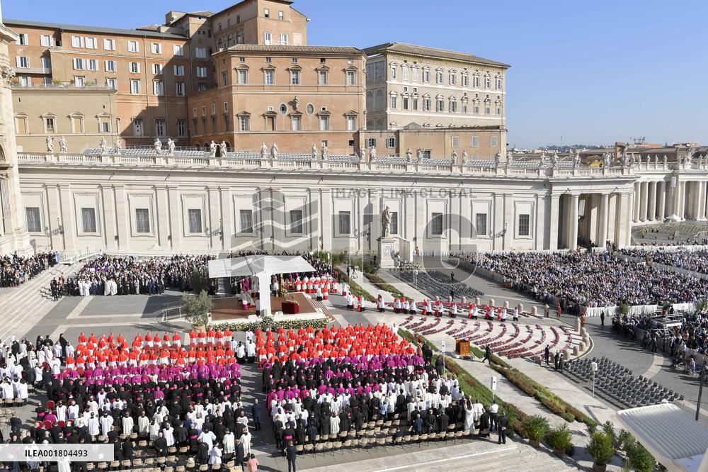 Pope Francis Celebrates A Solemn Concistory Mass - Vatican