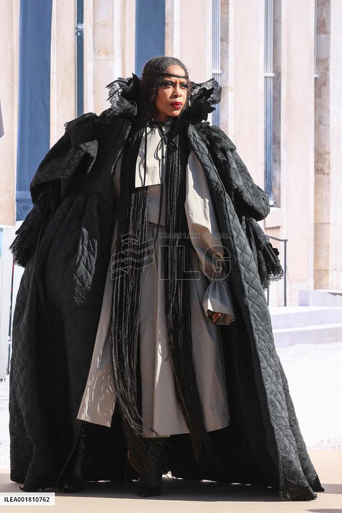 PFW - Balenciaga Womenswear Spring-Summer 2024 - Arrivals NB