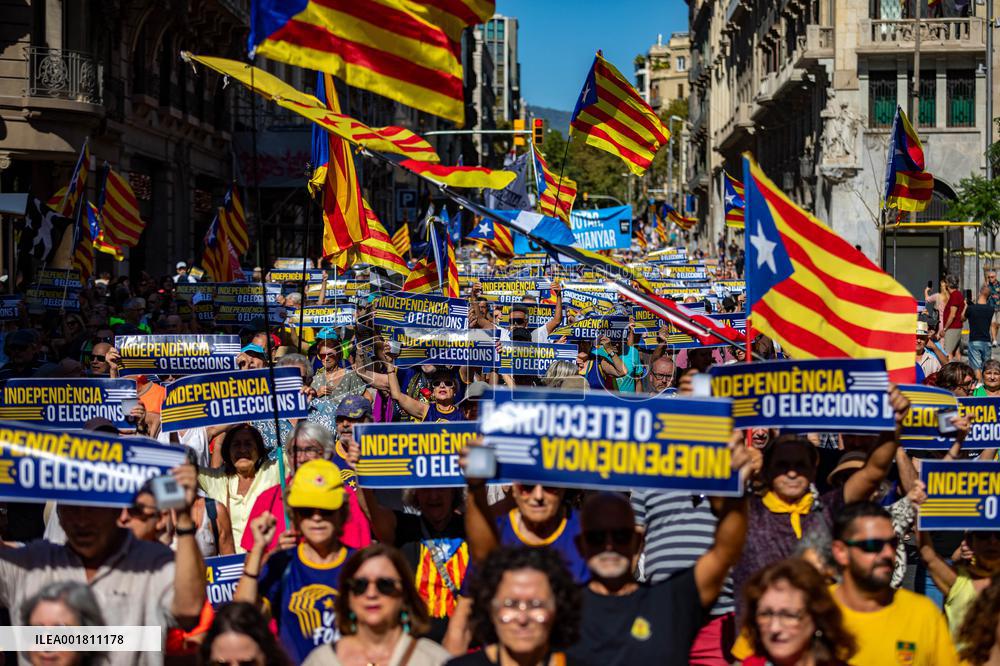Pro-Independence Catalans Commemorate October 1st - Barcelona