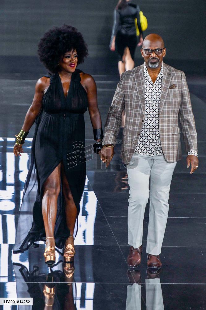 PFW - "Le Defile L'Oreal Paris - Walk Your Worth" : Runway