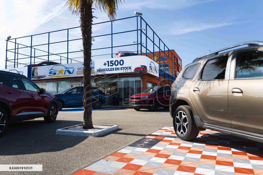 Illustration Of Car Dealers Selling Used Cars - Montauban