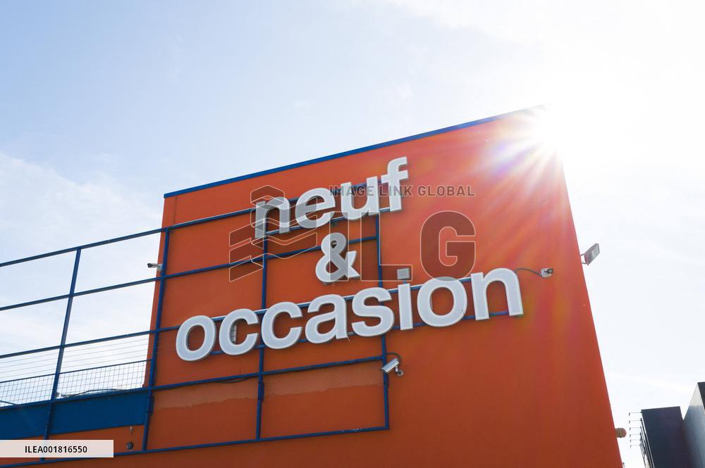 Illustration Of Car Dealers Selling Used Cars - Montauban