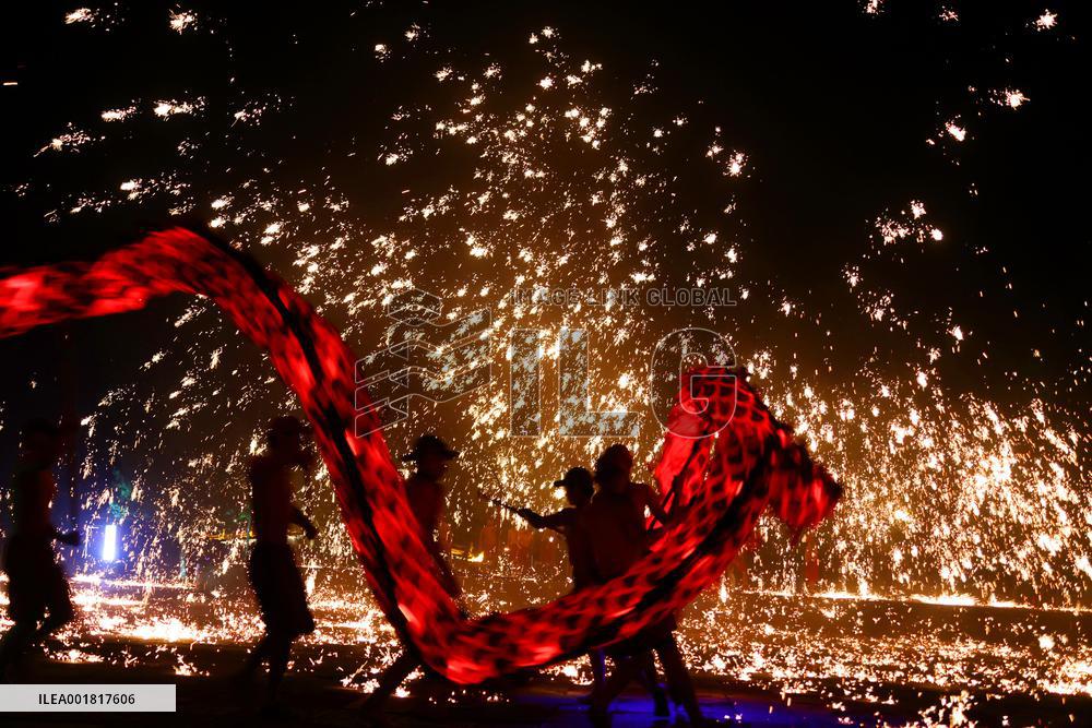 Fire Dragon Steel Flower Performance in Zaozhuang