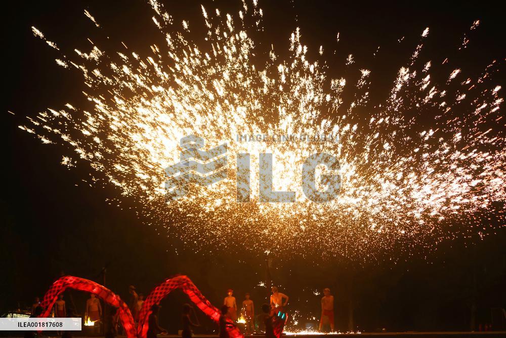 Fire Dragon Steel Flower Performance in Zaozhuang