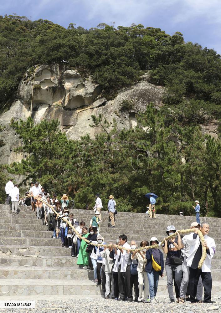 Rope ritual at Japan shrine