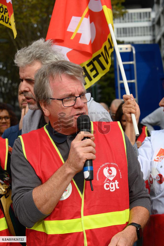 Demonstration In Front Of The Hospital Beaujon - Paris