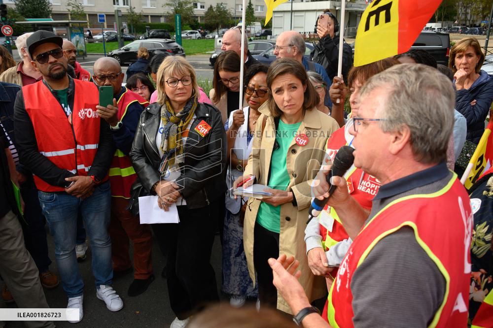 Demonstration In Front Of The Hospital Beaujon - Paris
