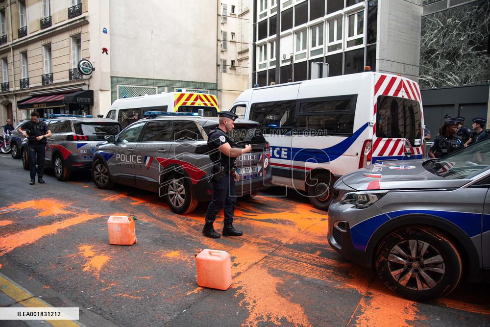 Derniere Renovation Environmental Activists Protest - Paris