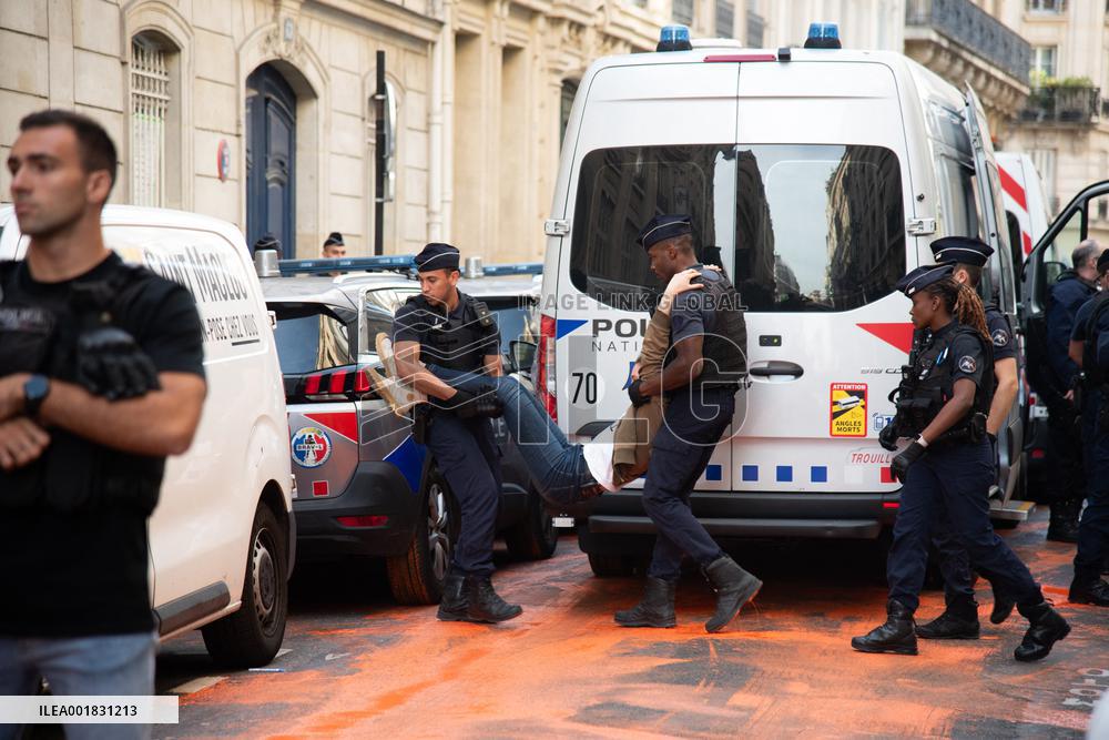 Derniere Renovation Environmental Activists Protest - Paris