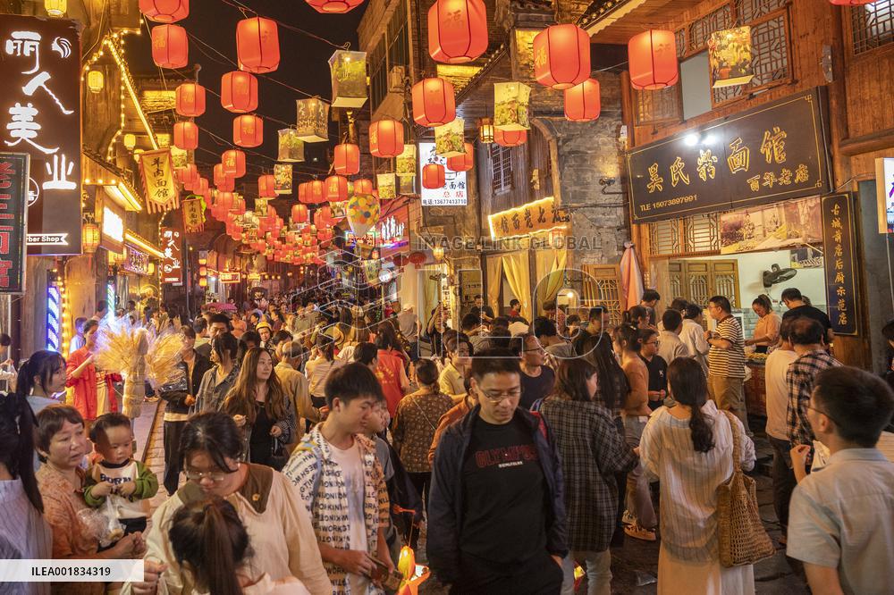 Xinhua Headlines: Holiday consumption boom mirrors vitality, potential of Chinese economy