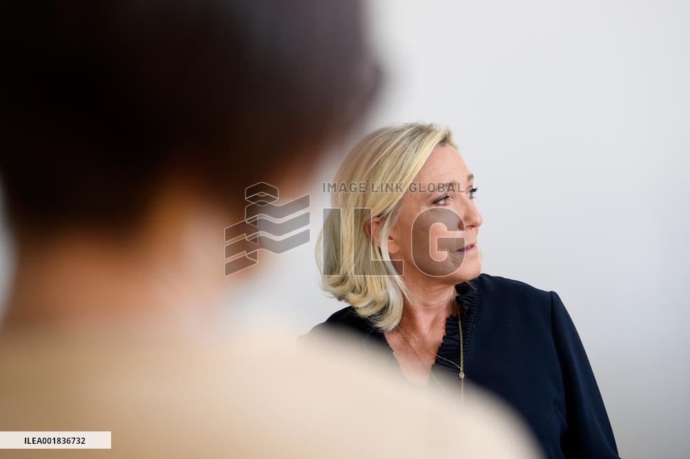 Marine Le Pen Visits A Care Centre - Ollioules