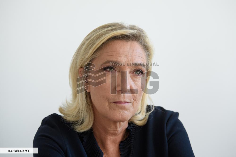 Marine Le Pen Visits A Care Centre - Ollioules