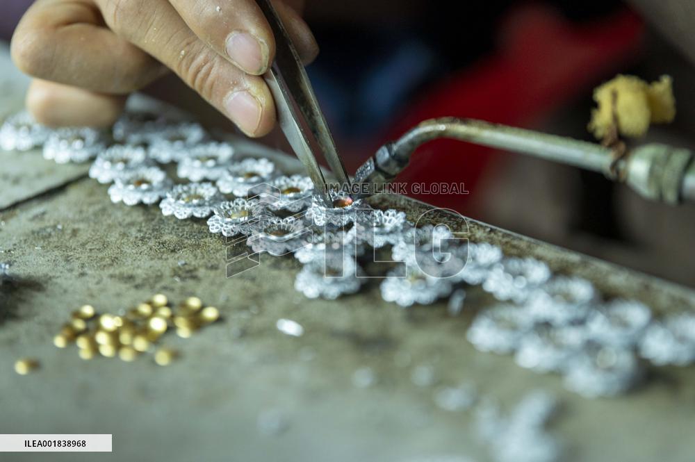 China Manufacturing Industry Ornaments