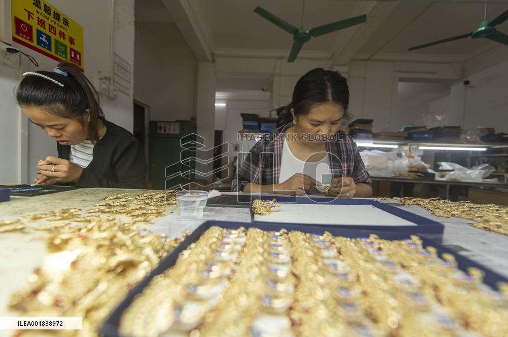 China Manufacturing Industry Ornaments