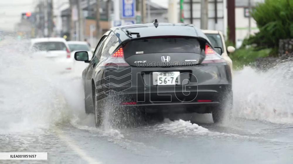 Typhoon Yun-yeung brings torrential rain in Japan