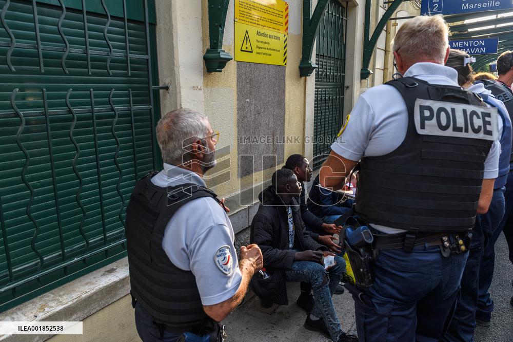 Migrants Controlled At Italian Border - Menton
