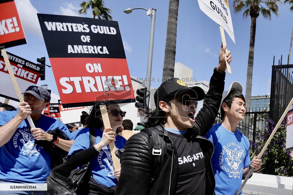Xinhua Headlines: U.S. mired in wave of strikes fueled by social inequality, inflation