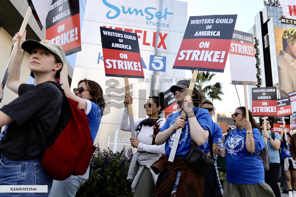 Xinhua Headlines: U.S. mired in wave of strikes fueled by social inequality, inflation