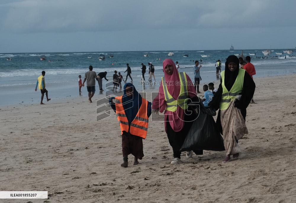 SOMALIA-MOGADISHU-VOLUNTEERS-BEACH-GARBAGE CLEANING