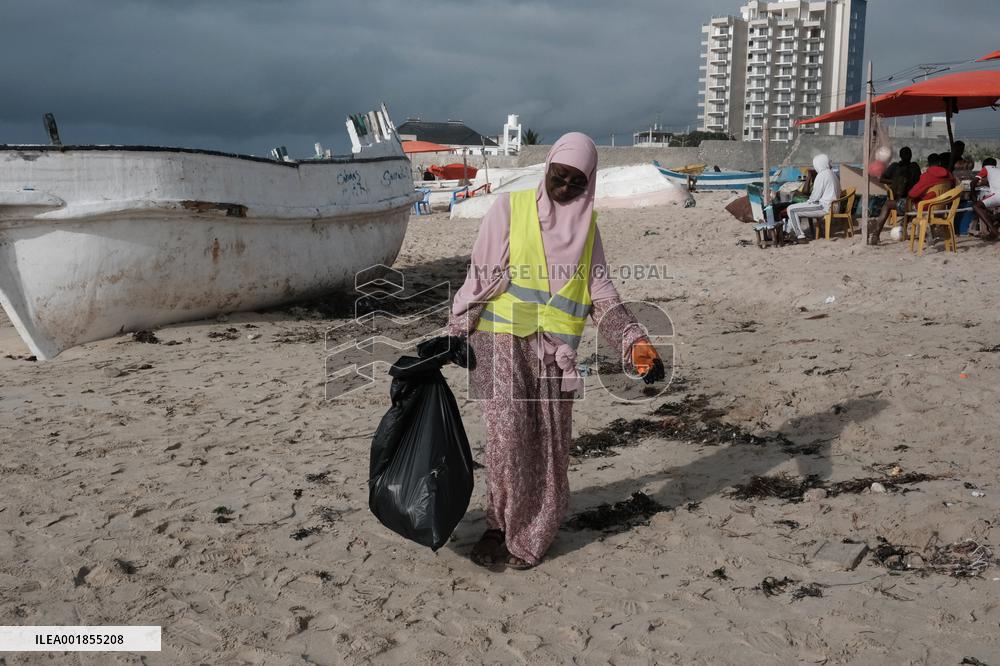 SOMALIA-MOGADISHU-VOLUNTEERS-BEACH-GARBAGE CLEANING