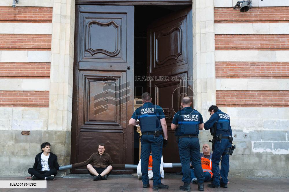 Latest Renovation Action In Front Of The Town Hall Of Toulouse