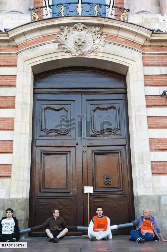 Latest Renovation Action In Front Of The Town Hall Of Toulouse