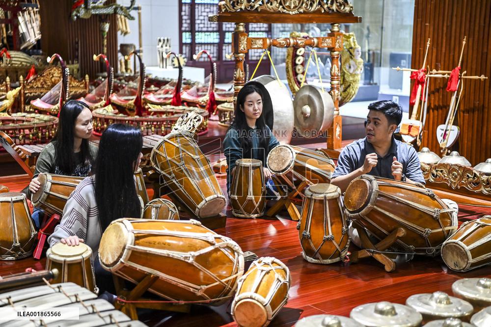 CHINA-GUANGXI-NANNING-INDONESIAN TEACHER-GAMELAN (CN)