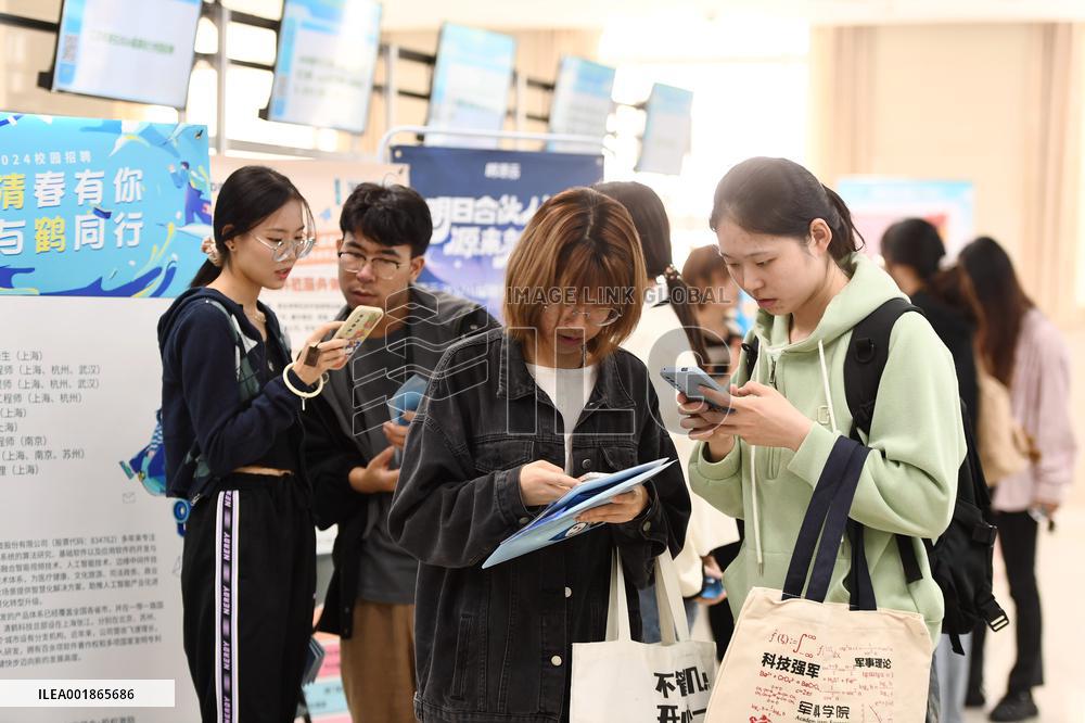 100-University Linkage Employment Activity in Nanjing