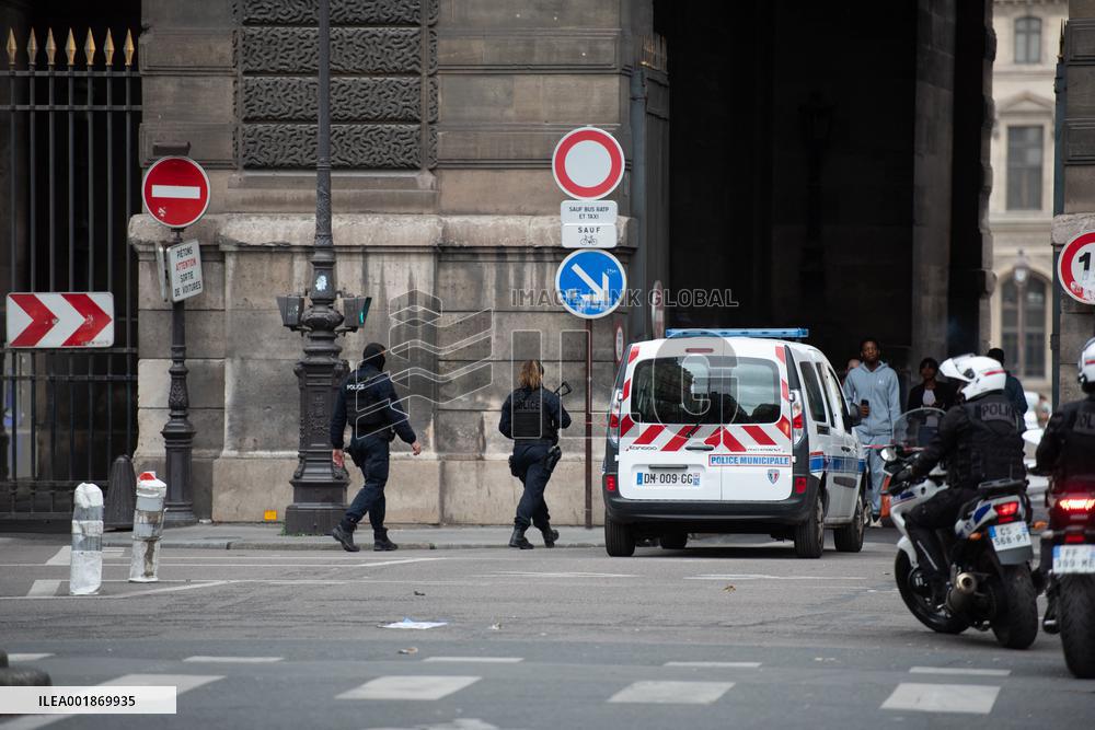 Louvre Museum Evacuated Following A Bomb Threat - Paris