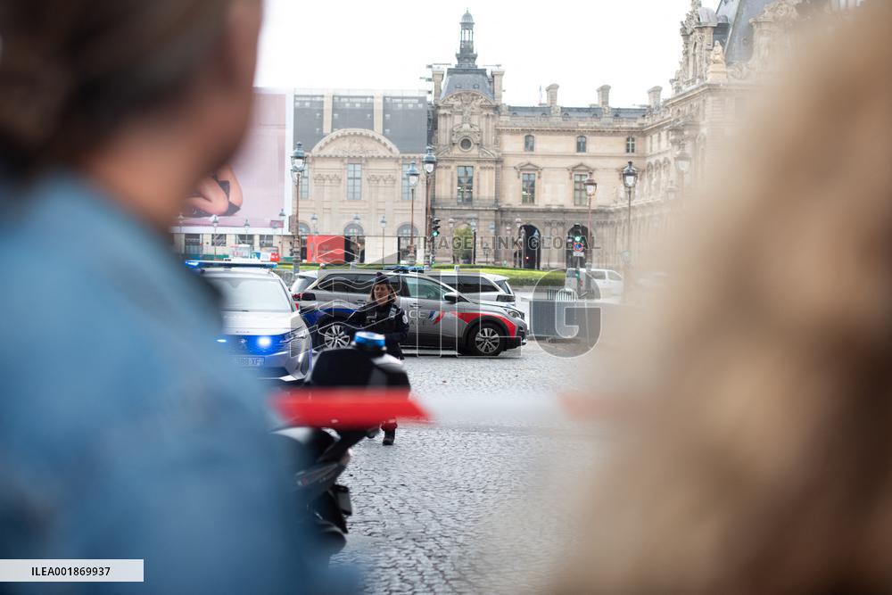 Louvre Museum Evacuated Following A Bomb Threat - Paris