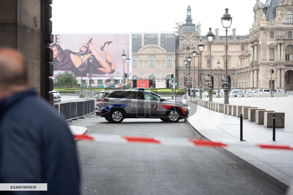 Louvre Museum Evacuated Following A Bomb Threat - Paris