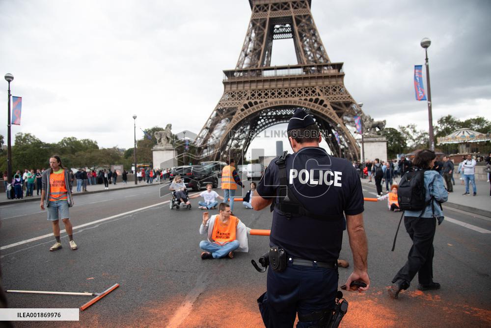 Derniere Renovation Action On Iena Bridge - Paris