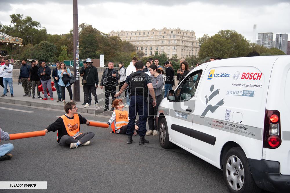 Derniere Renovation Action On Iena Bridge - Paris