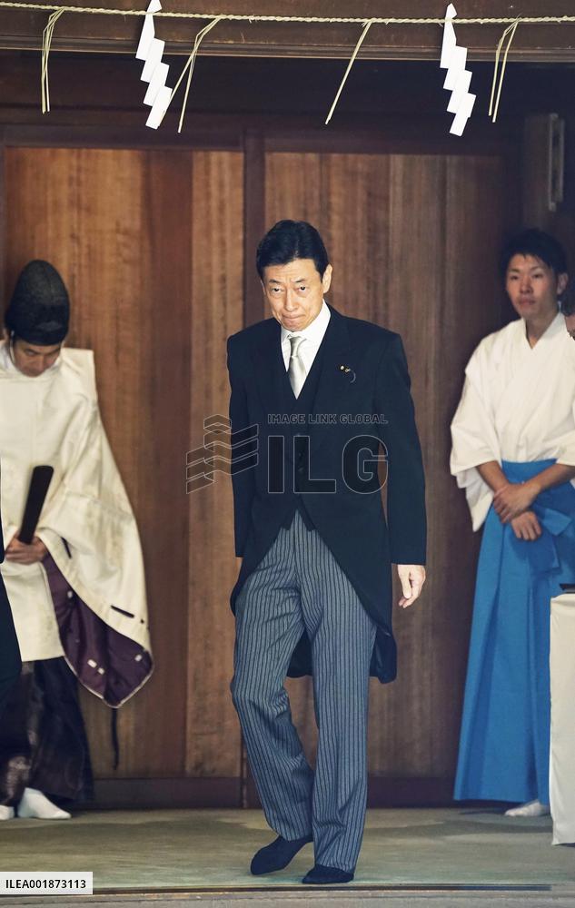 Japan economy minister visits war-linked Yasukuni shrine
