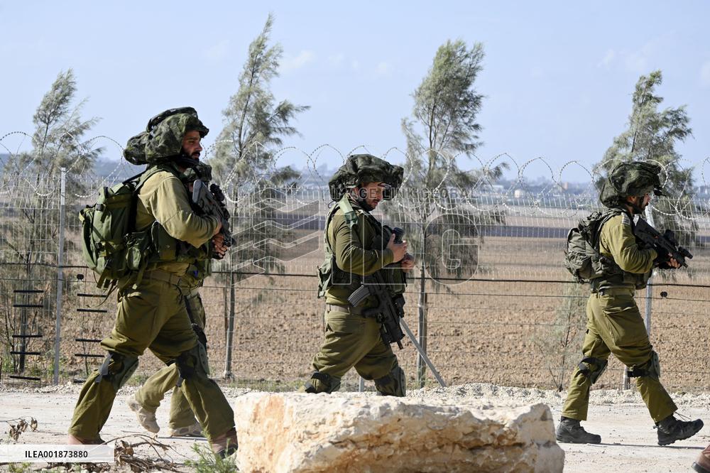 Israeli soldiers on Gaza border