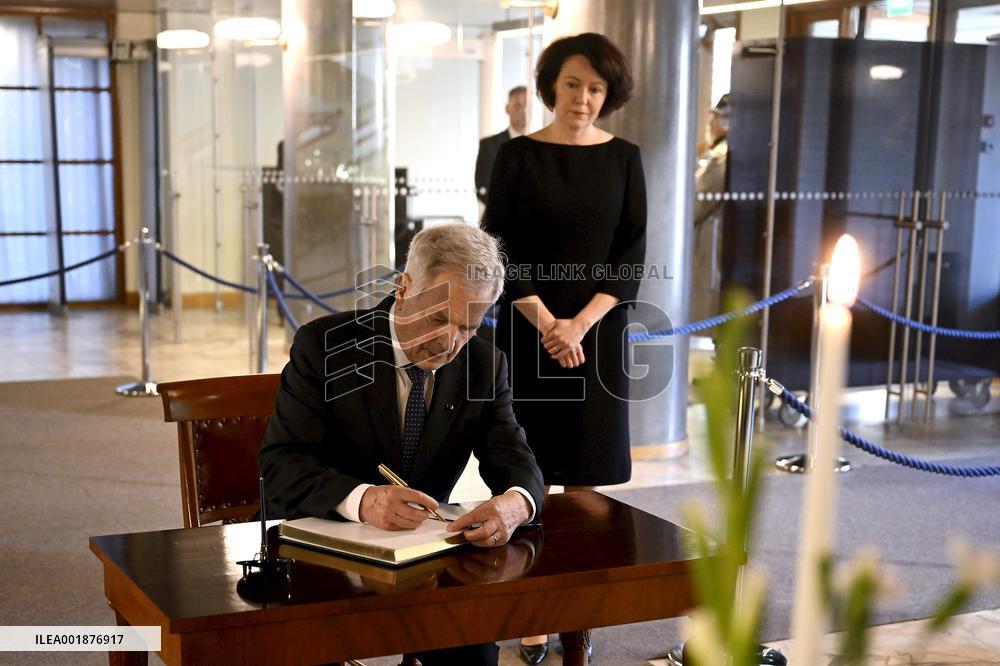 Book of condolence for President Ahtisaari at the Presidential Castle