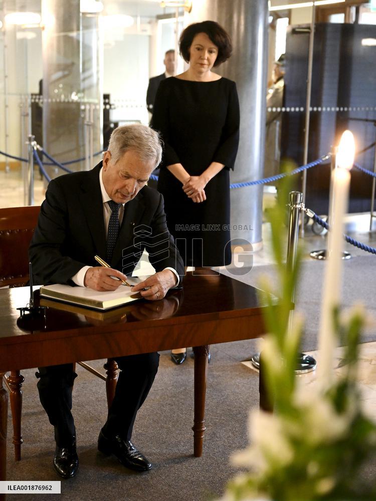 Book of condolence for President Ahtisaari at the Presidential Castle