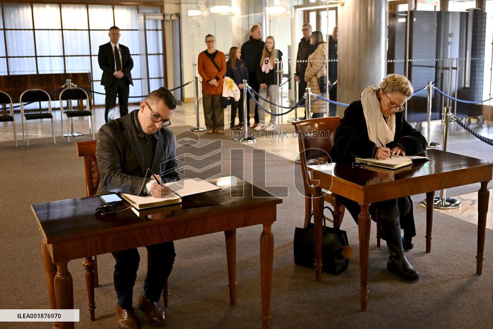 Book of condolence for President Ahtisaari at the Presidential Castle