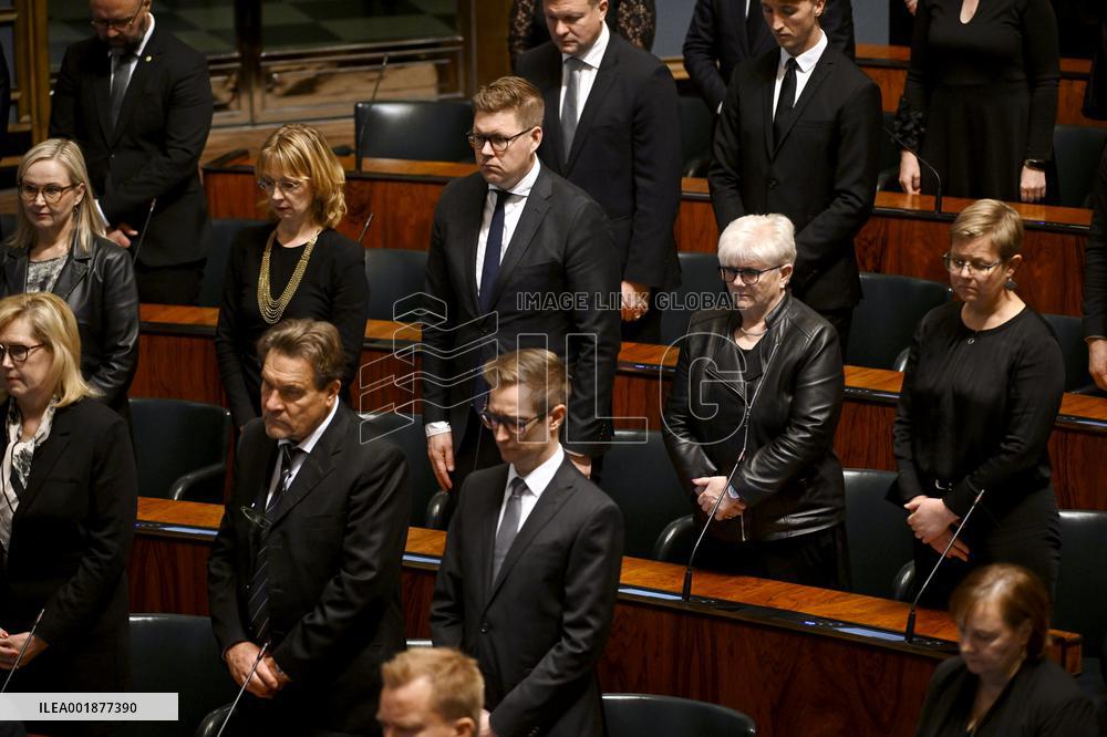 A minute of silence in tribute to President Ahtisaari