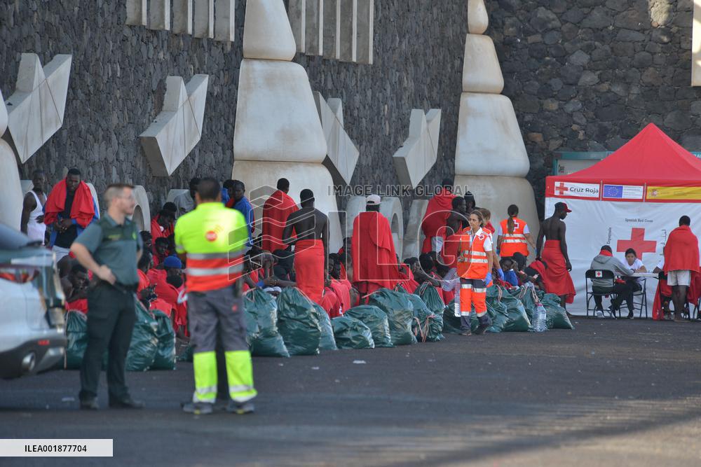 212 migrants arrive in a skiff on the island of El Hierro