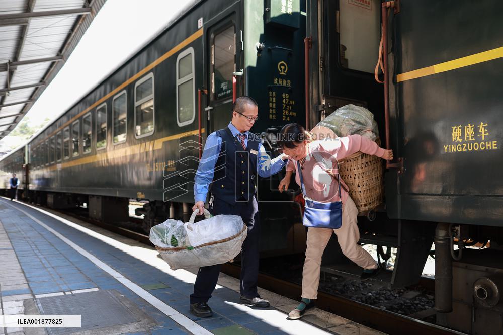 CHINA-GUIZHOU-CHONGQING-SLOW TRAIN (CN)