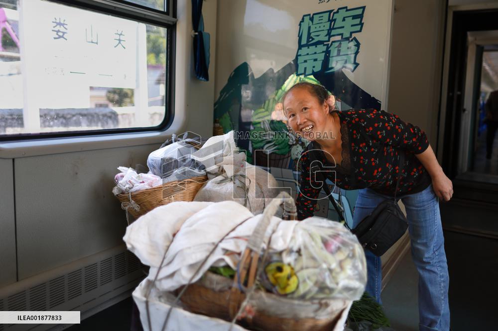 CHINA-GUIZHOU-CHONGQING-SLOW TRAIN (CN)