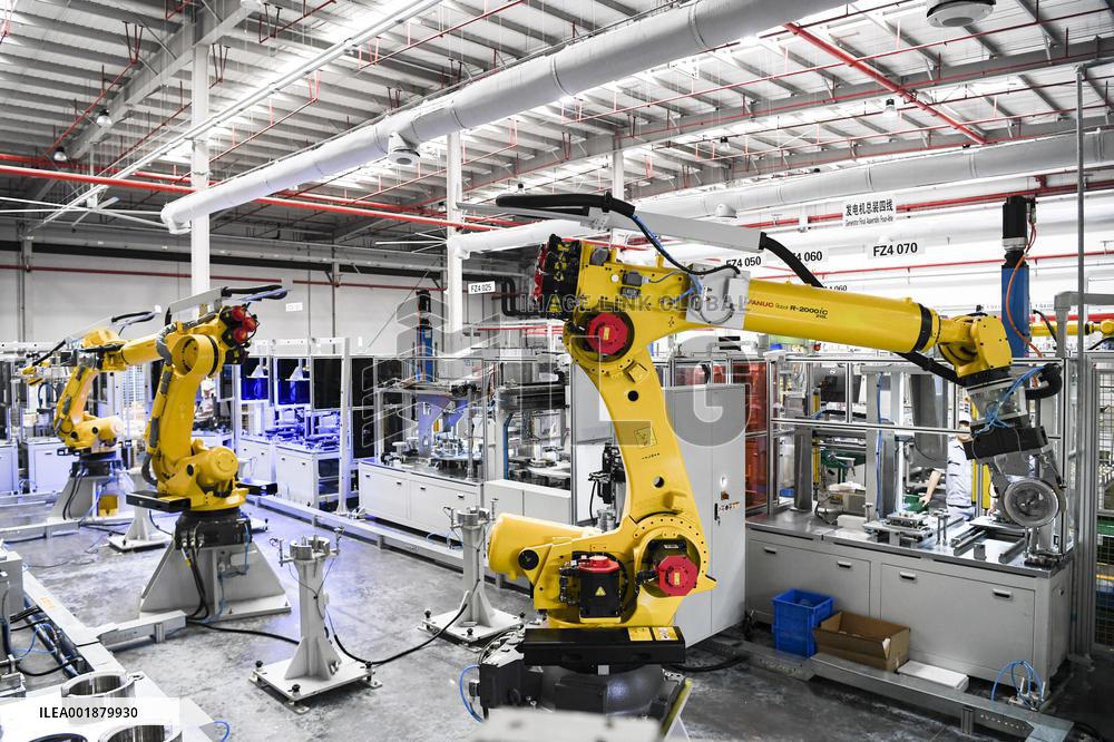 Xinhua Headlines: Q3 data reveals China's economic recovery gathering steam