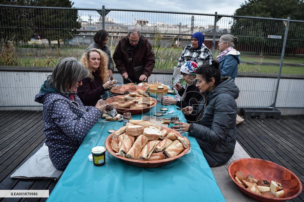 Migrants Gather To Receive Alimentary Aid - Paris