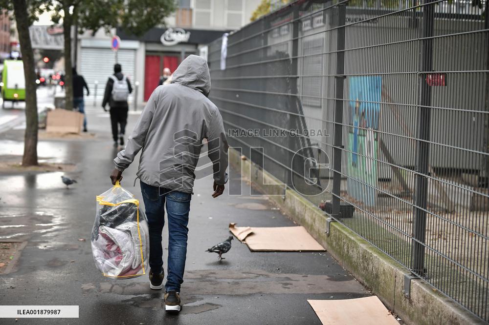 Migrants Gather To Receive Alimentary Aid - Paris