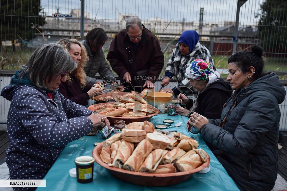 Migrants Gather To Receive Alimentary Aid - Paris